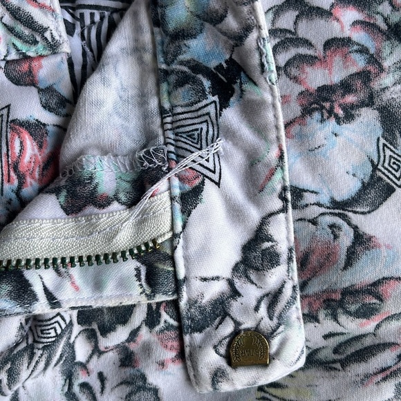 VOLCOM Floral Print Shorts size 11 - Picture 6 of 9